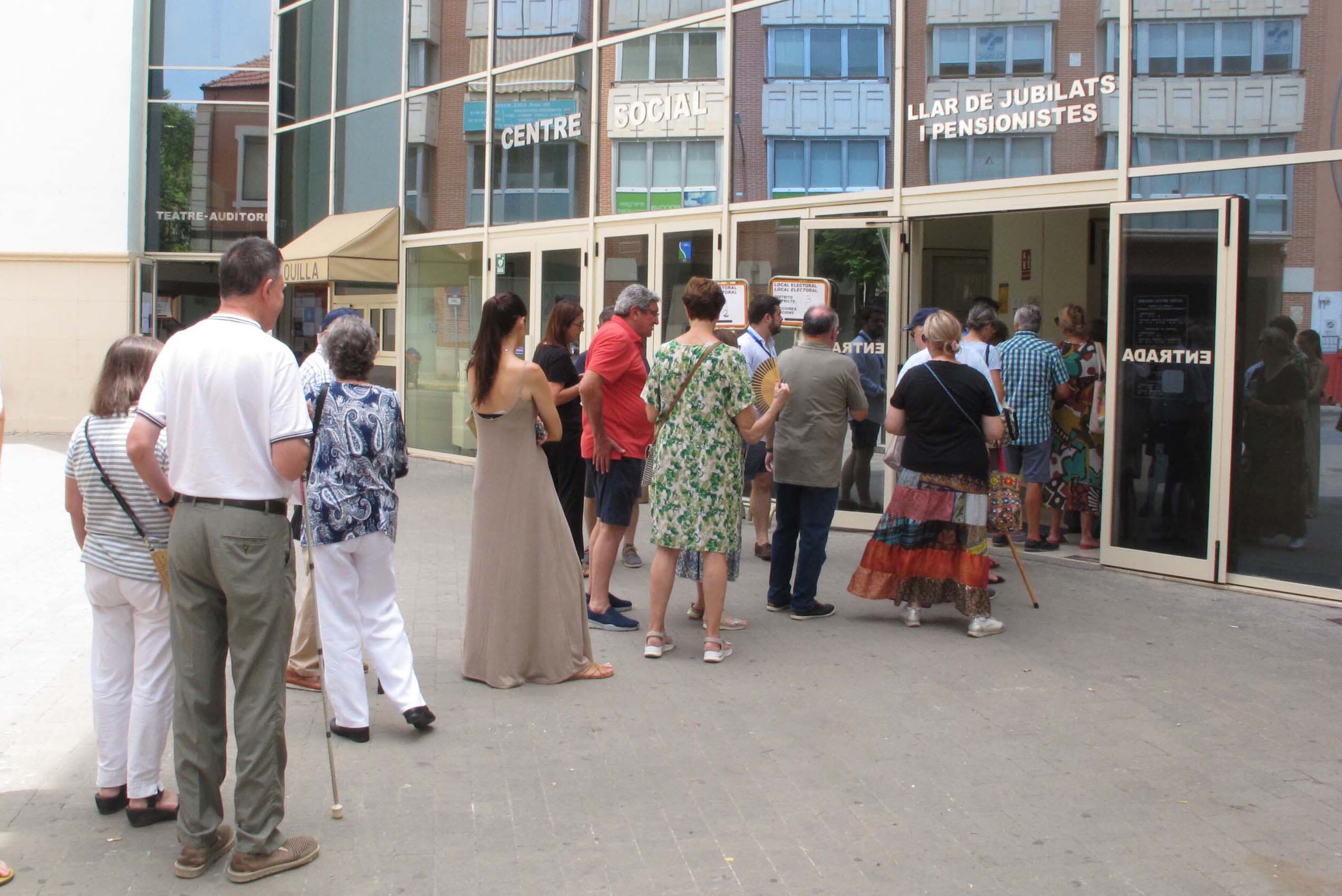 Cola de personas que han acudido a votar al colegio electoral del Centro Social en Dénia.