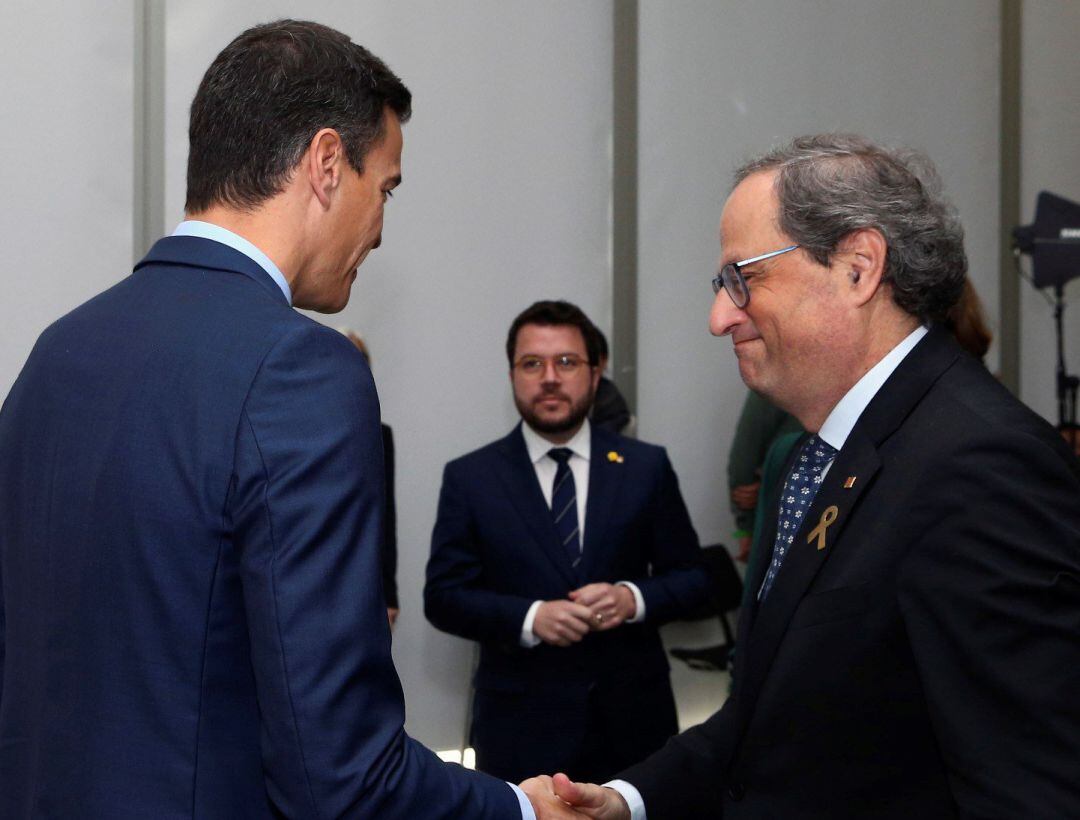 Pedro Sánchez i Quim Torra es saluden en presència de Pere Aragonès, a la inauguració del Mobile World Congress, la setmana passada a Barcelona