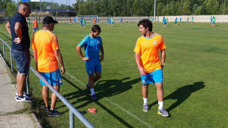 Momento en el que Martínez, lesionado, abandona el entrenamiento