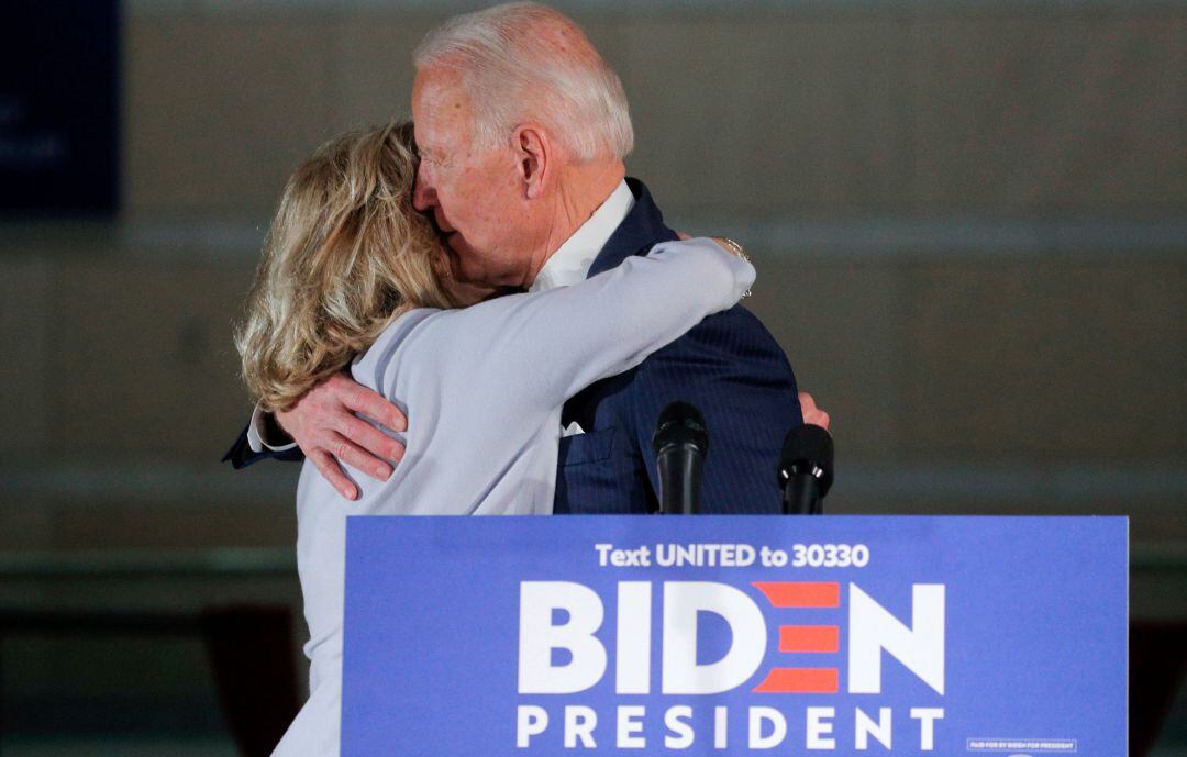 El candidato en las primarias demócratas a la Presidencia de EEUU Joe Biden abraza su mujer.