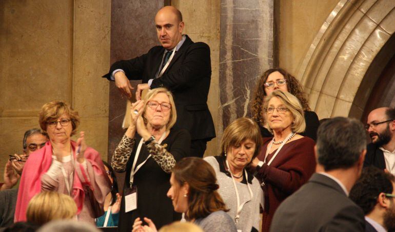 Representants de les entitats del tercer sector aplaudint el resultat de les votacions del ple contra la pobresa