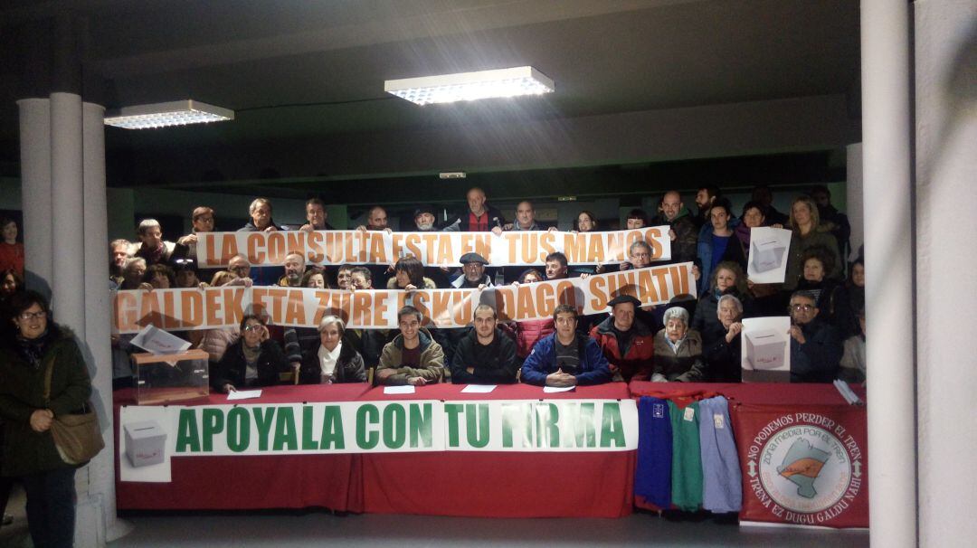 Miembros de AZMT y de las peñas tafallesas piden a la ciudadanía firmas de apoyo