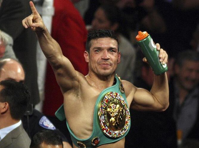 El argentino Sergio &#039;Maravilla&#039; Martínez celebra el título de campeón del peso medio, versión Consejo Mundial de Boxeo (CMB), que le ha arrebatado al mexicano Julio César Chávez Jr., en la madrugada del sábado 16 de septiembre de 2012, en el pabellón Thom