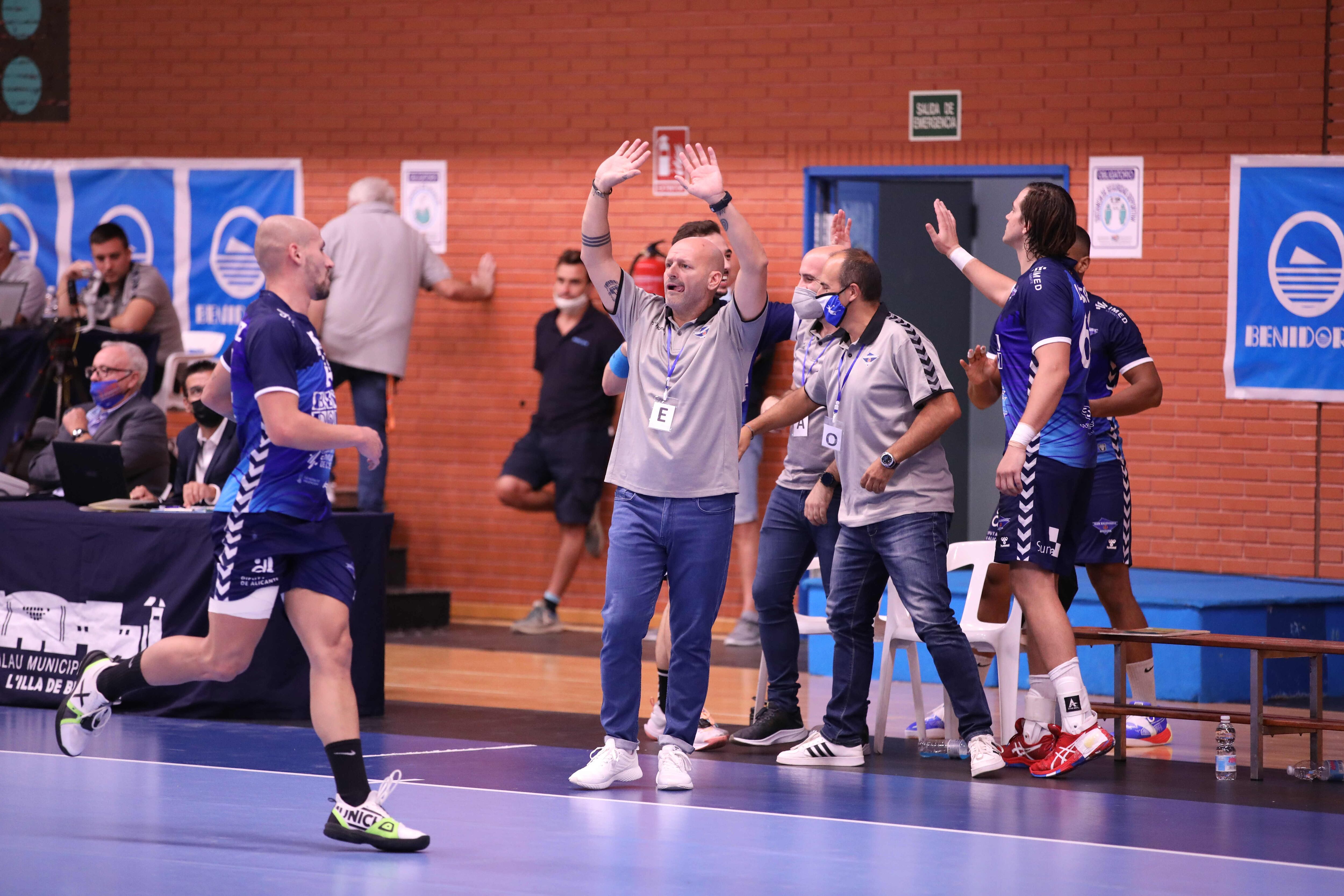 El entrenador del Balonmano Benidorm, Fernando Latorre, durante un partido