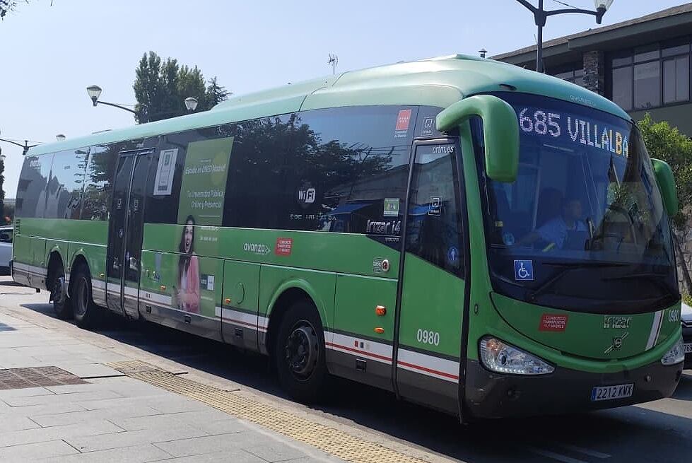 Un autobús de la línea 685 a su paso por Torrelodones Pueblo