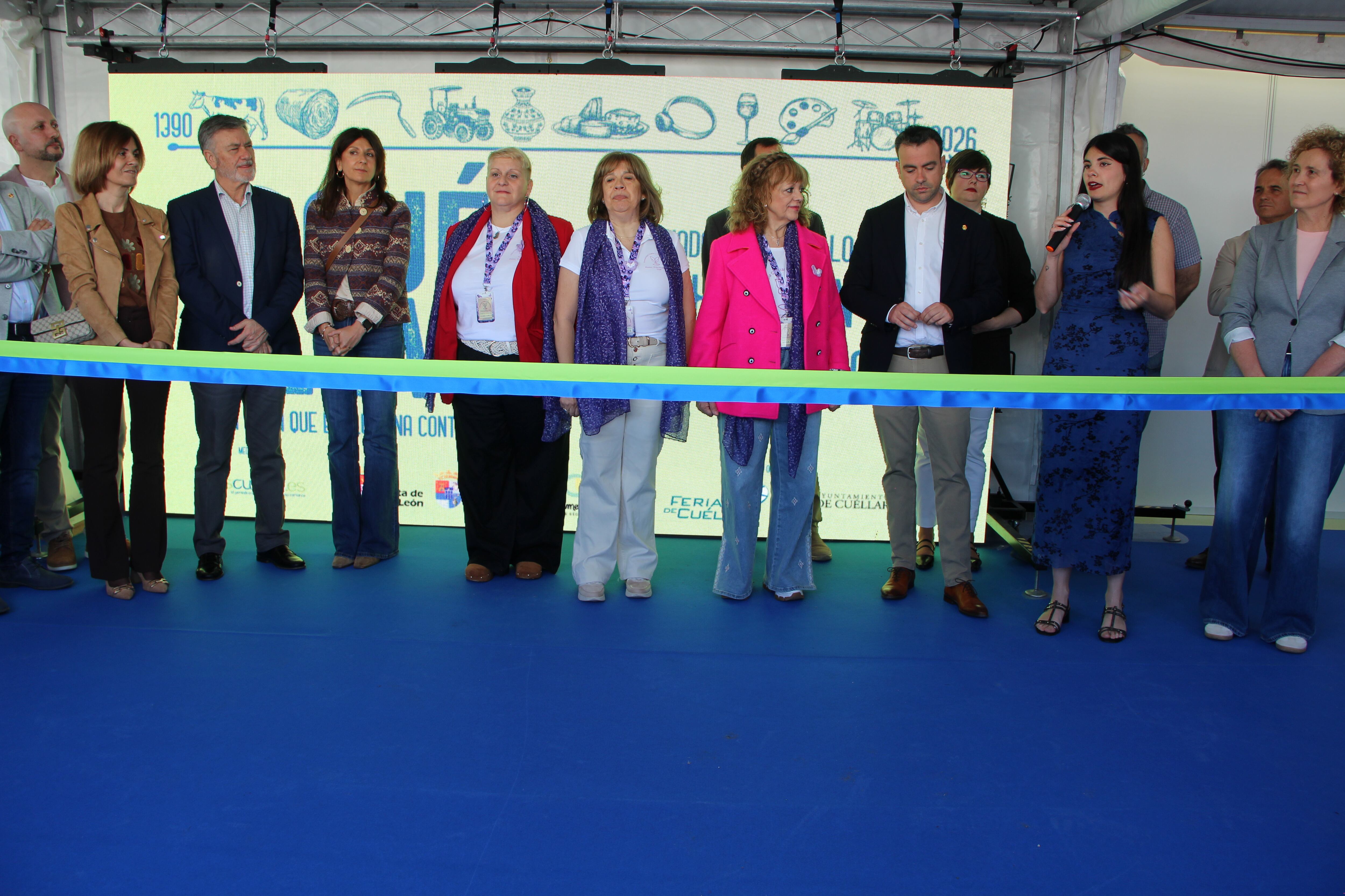 Miembros de la Asociación de Fibromialgia Cuéllar y Tierra de Pinares cortan la cinta inaugural de la Feria de Cuéllar