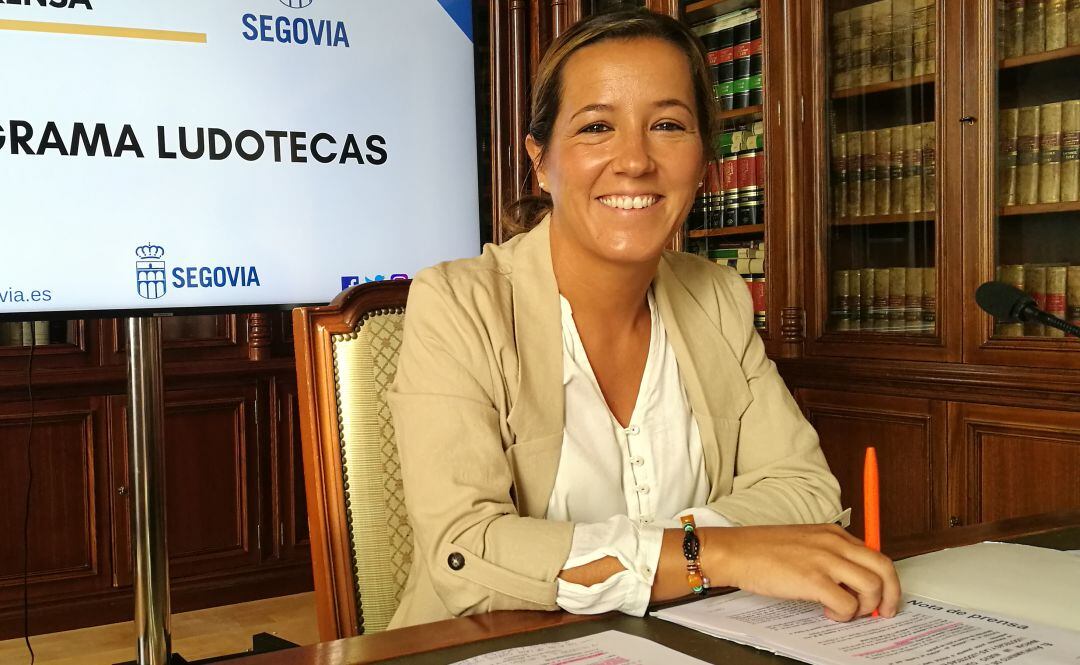 La concejala de IU Ana Peñalosa en una de sus comparecencias ante los medios de comunicación