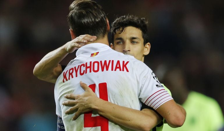 Football - Sevilla v Manchester City - UEFA Champions League Group Stage - Group D - Estadio Sanchez Pizjuan, Sevilla, Spain - 3/11/15 Manchester City&#039;s Jesus Navas with Sevilla&#039;s Grzegorz Krychowiak after the game
 Reuters / Marcelo Del Pozo
 Livepic
 EDITORIAL USE ONLY.