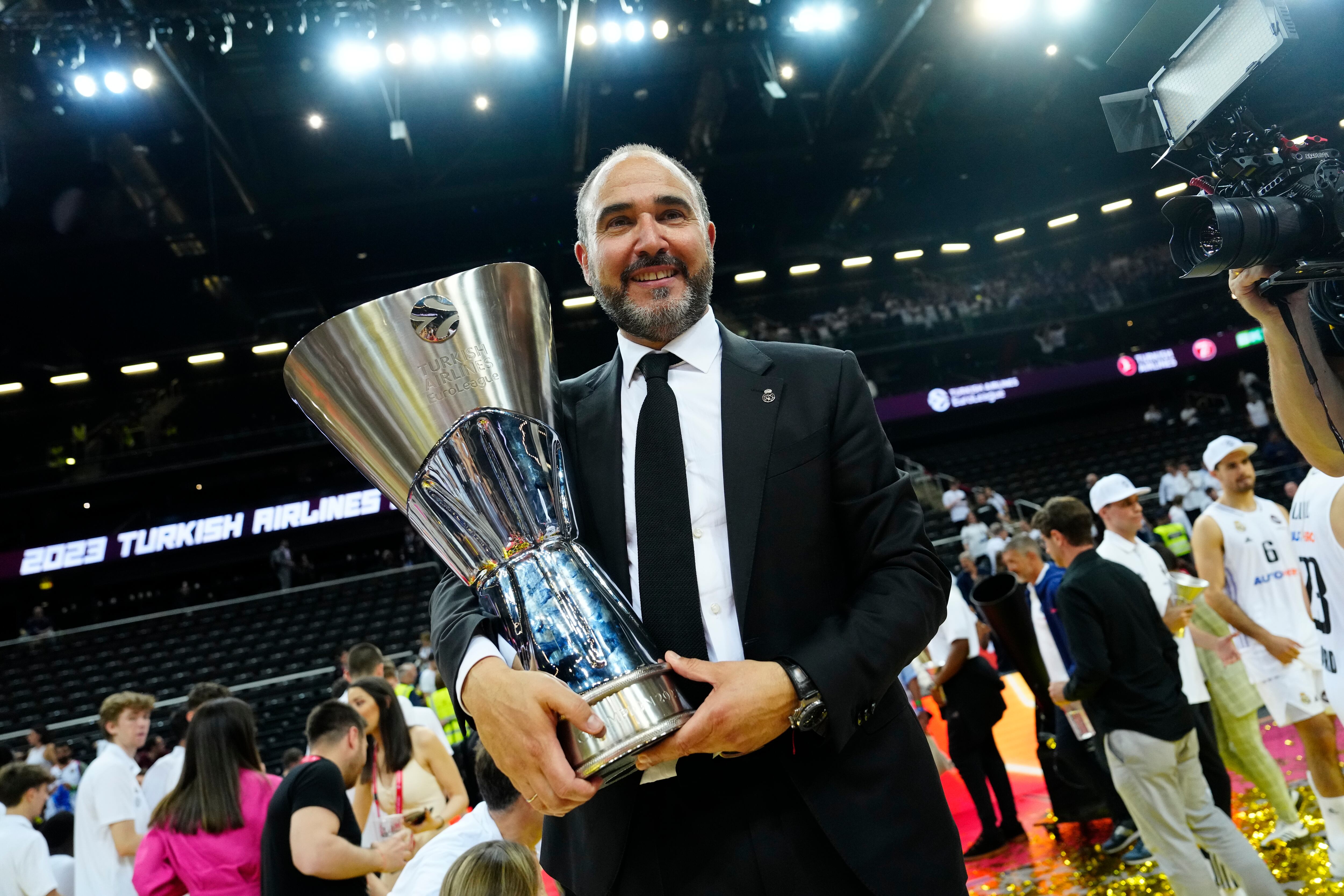 El entrenador del Real Madrid Chus Mateo celebra la victoria con el trofeo