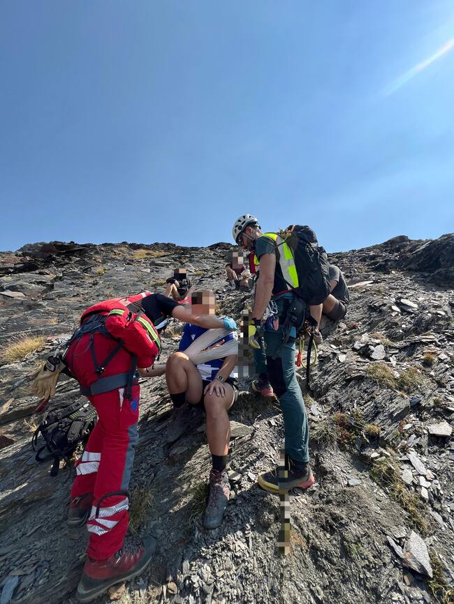 Un senderista, mientras realizaba la actividad en la zona del Pico Gran Bachimala (T.M. Gistaín), tras un tropiezo, se había luxado el hombro