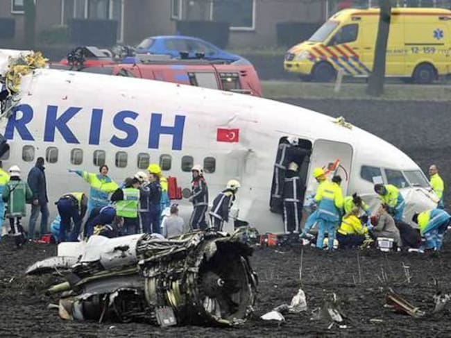 Un avión turco con 127 pasajeros y siete miembros de la tripulación se ha estrellado cuando intentaba aterrizar en el aeropuerto de Schiphol en Amsterdam. El aparato ha quedado partido en tres trozos y lo sorprendente es que no ha entrado en llamas.