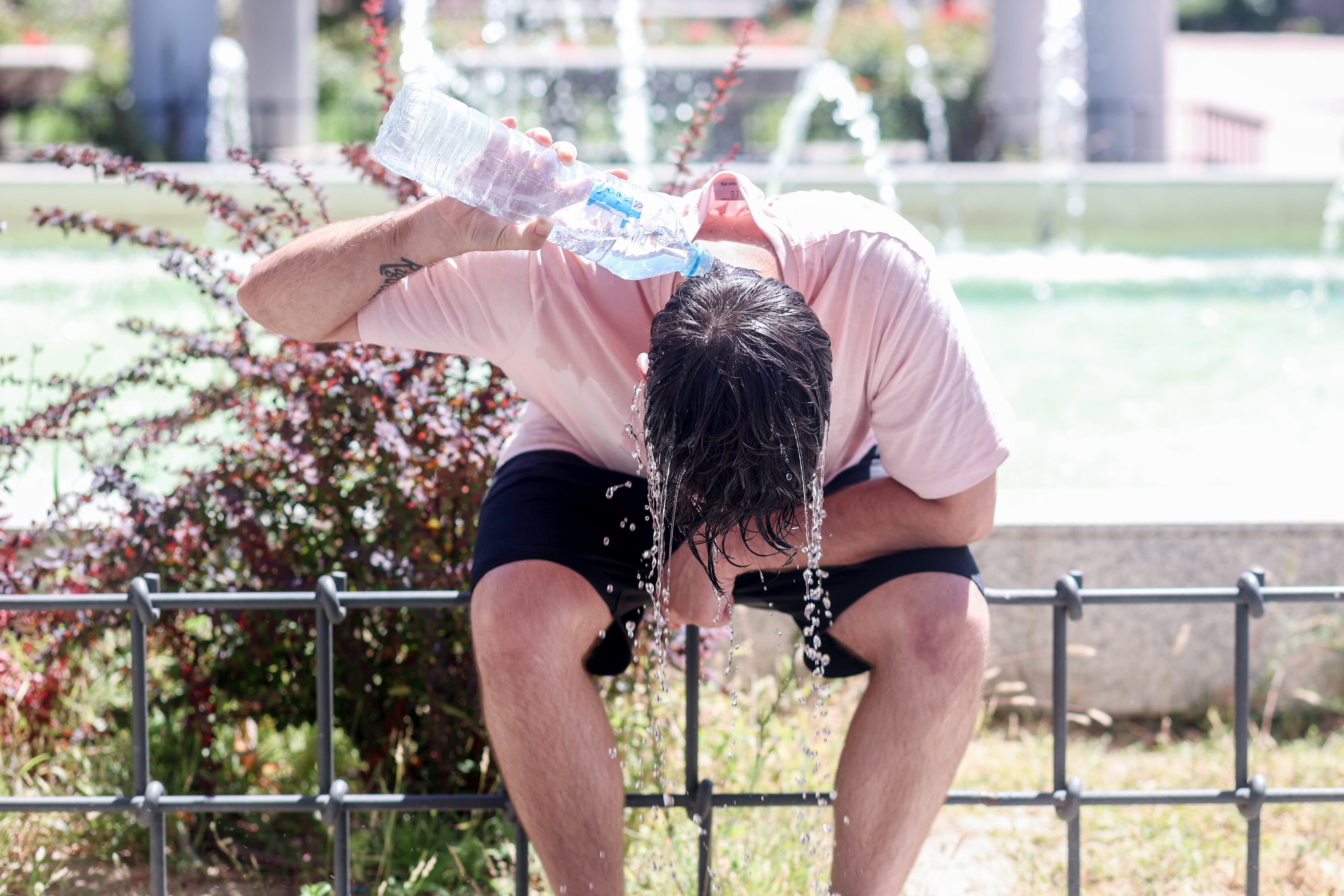 Un hombre se refresca echándose agua en la nuca. (Photo By Ricardo Rubio/Europa Press via Getty Images)