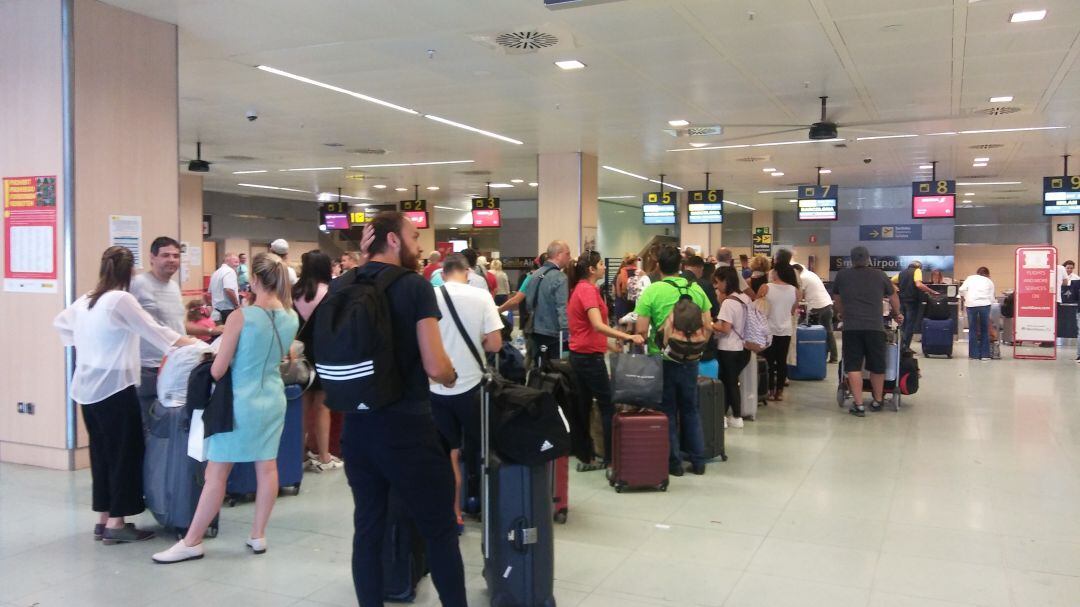 Imagen de archivo de turistas en el Aeropuerto de Ibiza