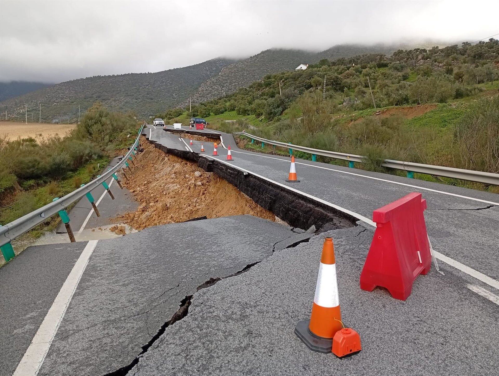 Una de las carreteras de la provincia en la Sierra cortada por hundimiento de la vía..