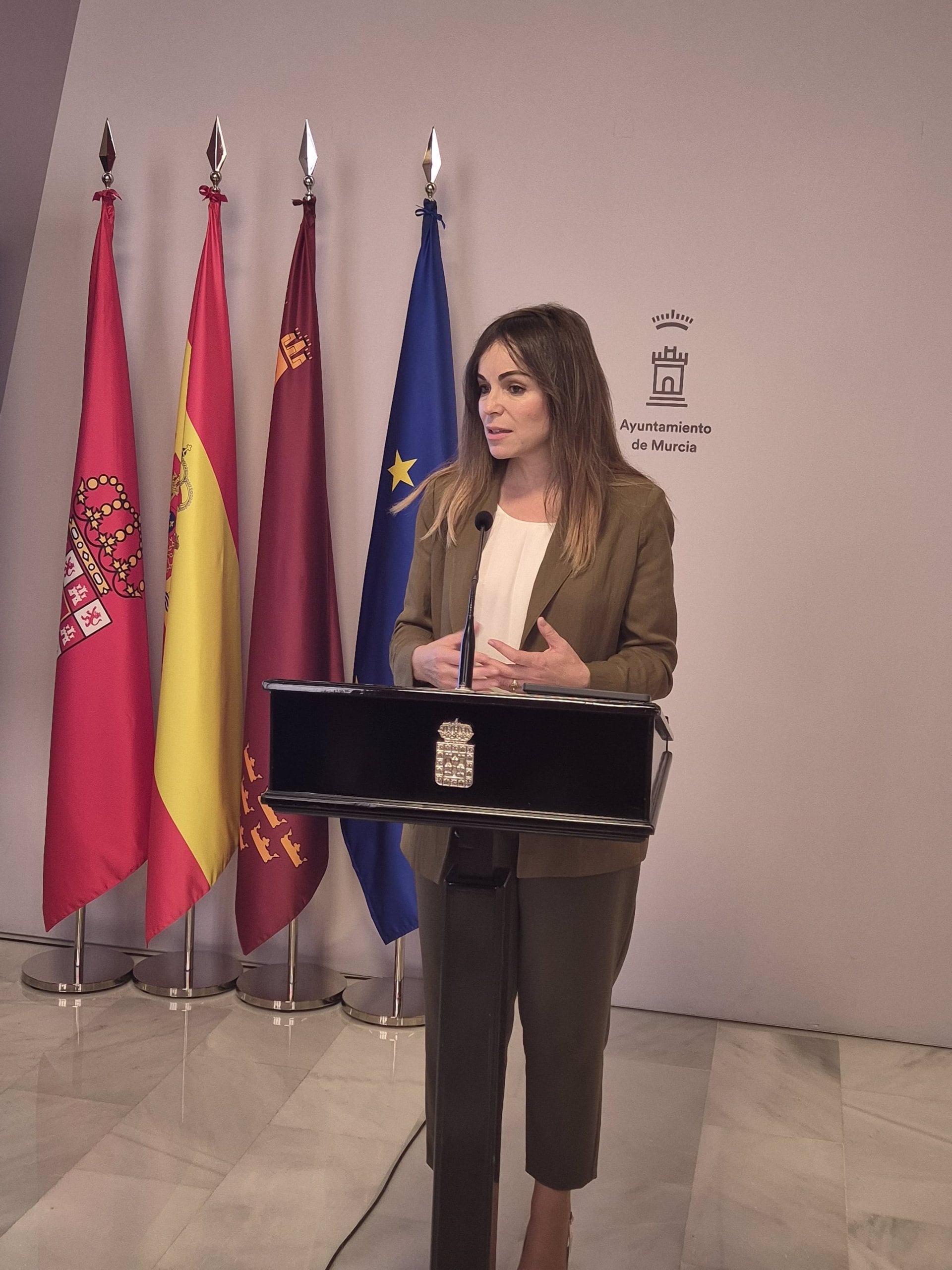 La concejala y vicealcaldesa Rebeca Pérez ofrece declaraciones sobre la adjudicación de la obra de la acera que conectará Algezares y Santo Ángel