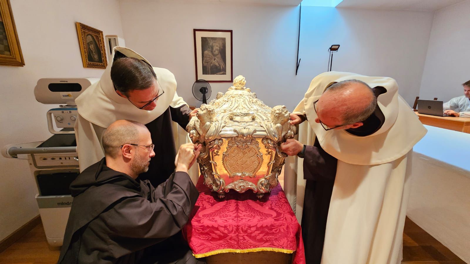 El 28 de agosto se ha abierto el sepulcro que guarda los restos de Santa Teresa de Jesús para tomar imágenes y radiografías