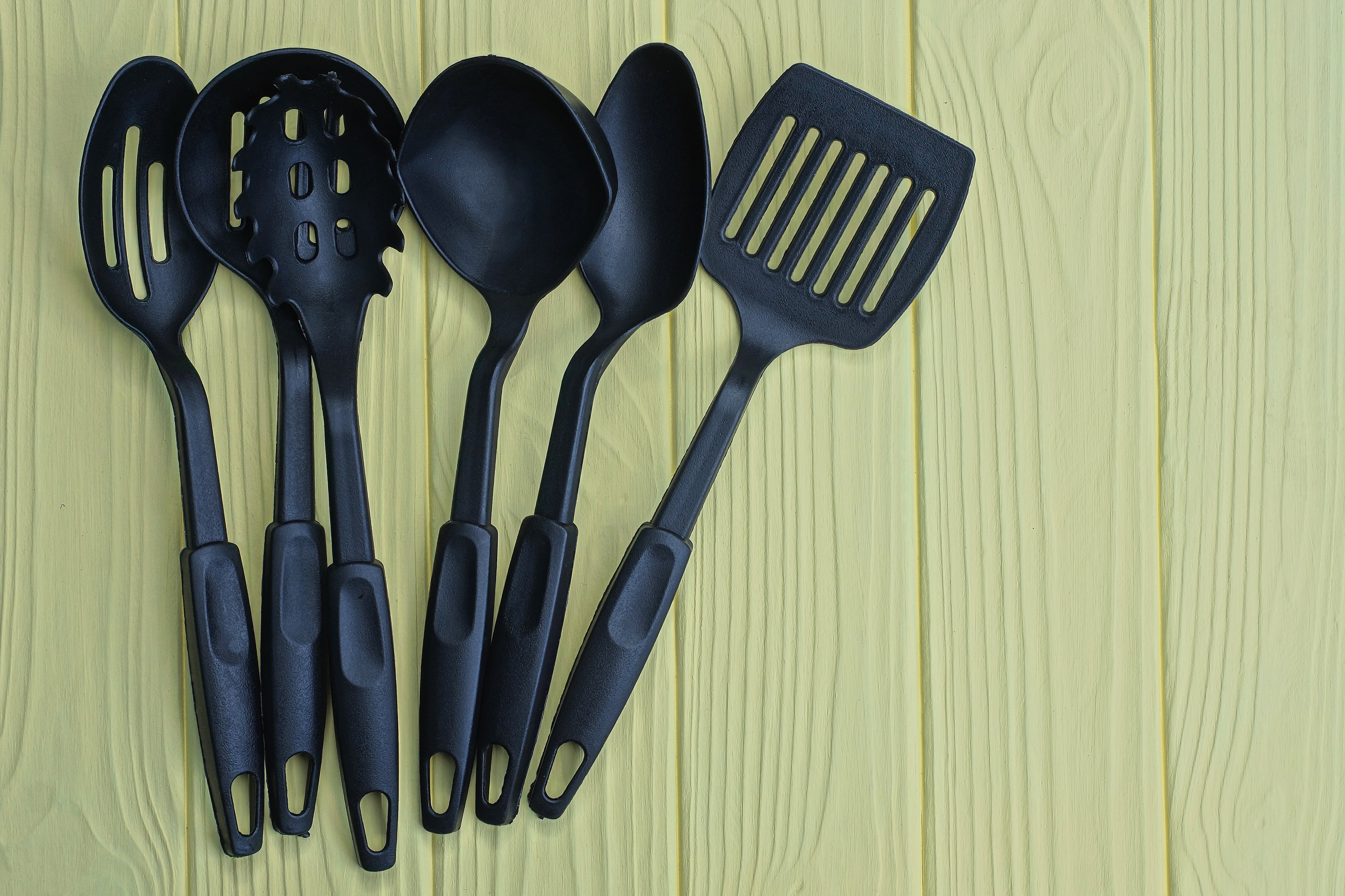 Utensilios de cocina de plástico negro