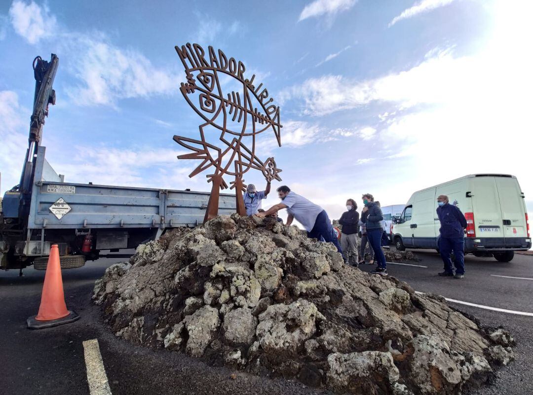 Instalación de la escultura en Mirador del Río.