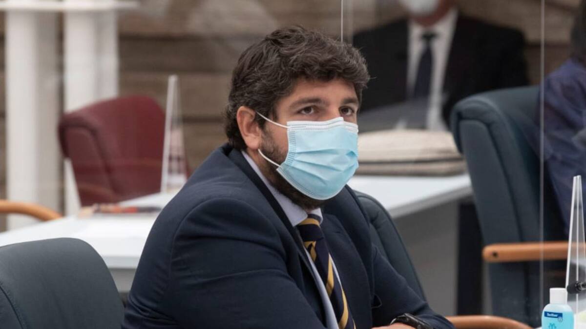 López Miras: "Se pone la maquinaria a trabajar para que los hosteleros reciban las ayudas lo antes posible"