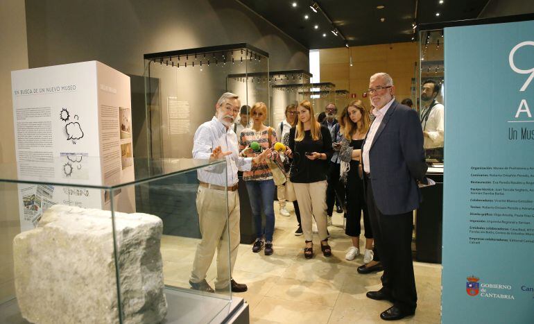 El director del MUPAC, Roberto Ontañón, junto al consejero de Cultura, Ramón Ruiz.