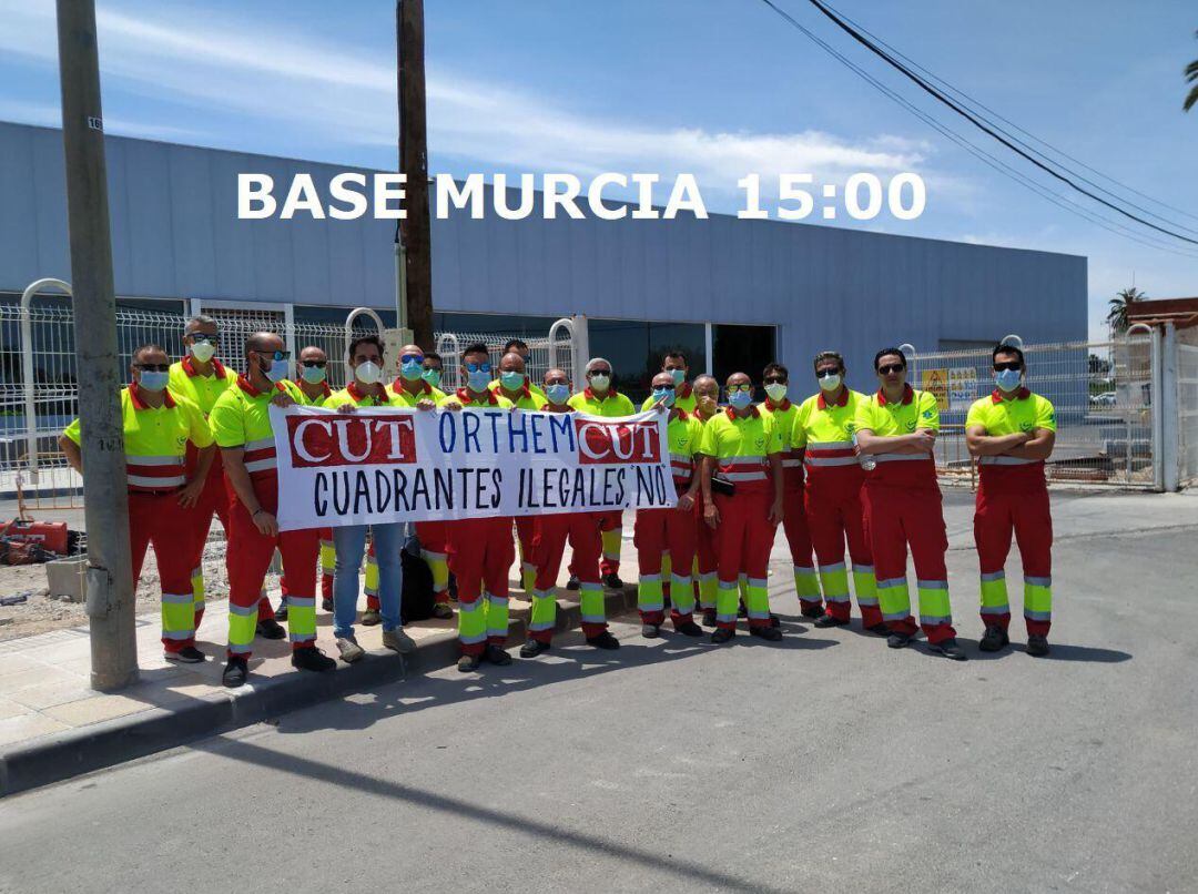 Trabajadores de ambulancias en la protesta de este lunes