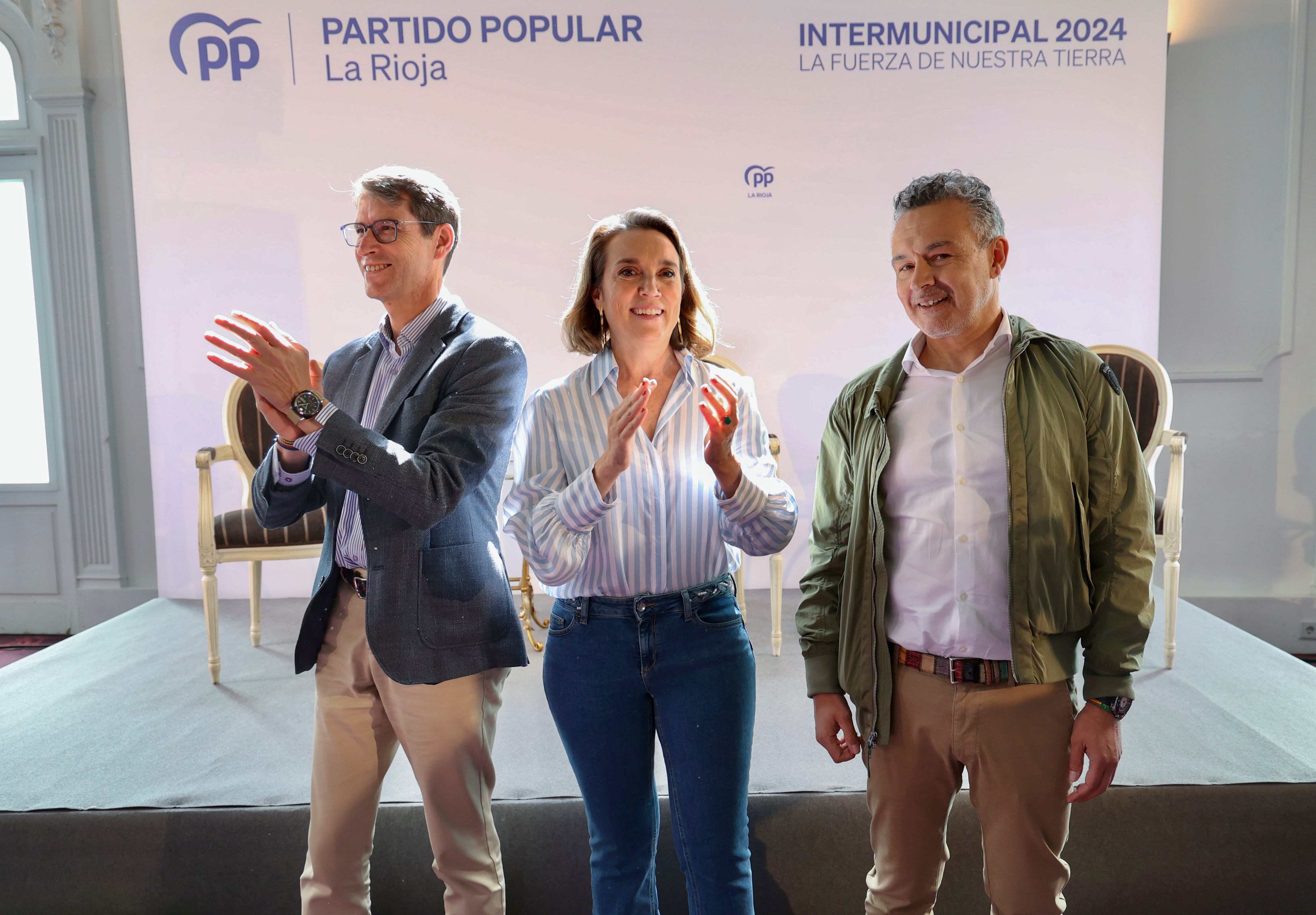 LOGROÑO 18/05/2024.- La secretaria nacional del PP y diputada por esta comunidad, Cuca Gamarra; el presidente regional, Gonzalo Capellán (iz); y el alcalde de Logroño, Conrado Escobar (d), participan en la Intermunicipal 2024 del PP de La Rioja, bajo el lema La Fuerza de Nuestra Tierra, este sábado en Logroño. EFE/ Raquel Manzanares