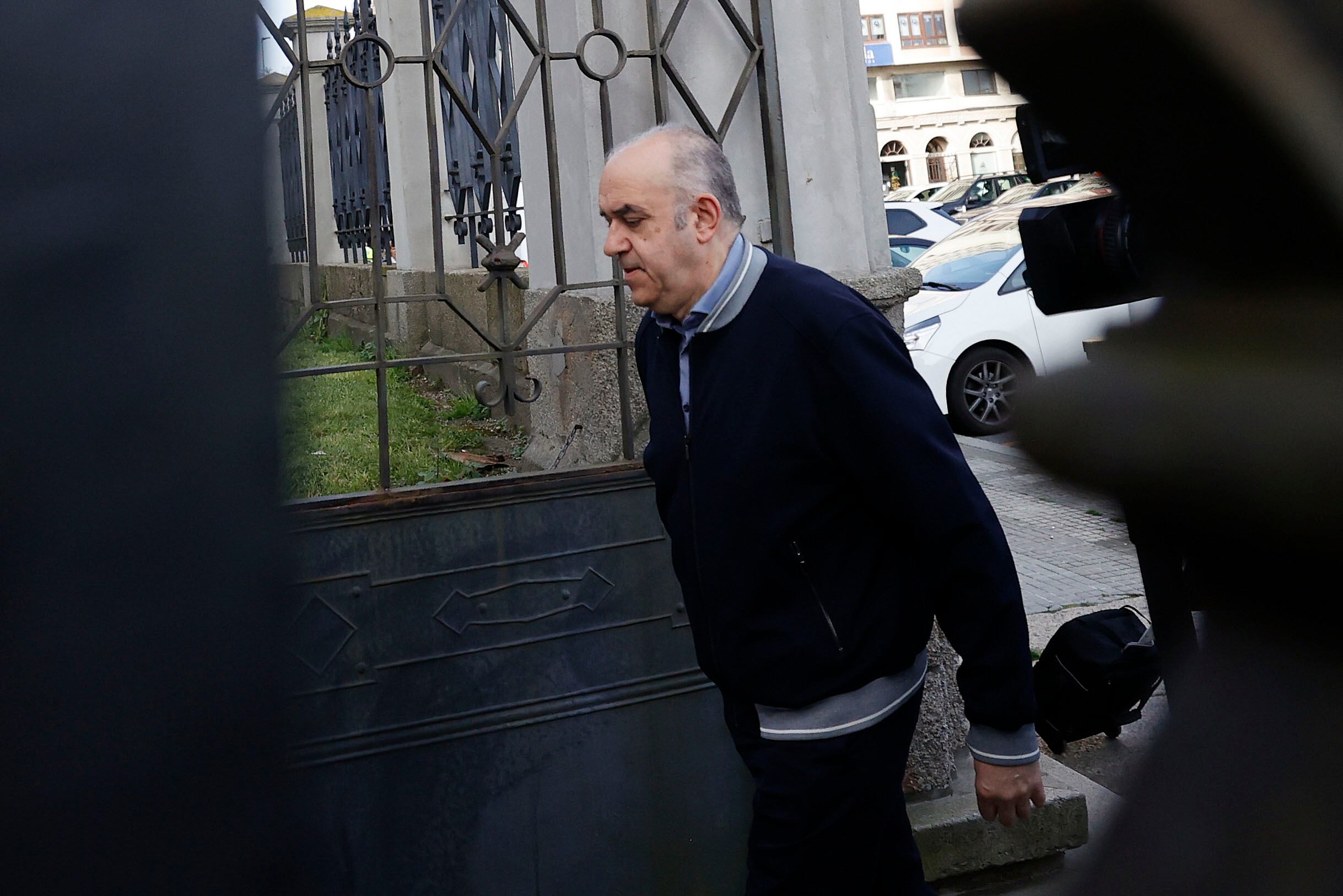 A CORUÑA, 20/04/26.- Uno de los acusados, el lotero Manuel Reija, a su llegada a nueva sesión de su juicio por estafa y apropiación indebida de una Primitiva millonaria, con un premio de 4,7 millones de euros, en la Audiencia Provincial de A Coruña, este lunes. EFE/ Cabalar