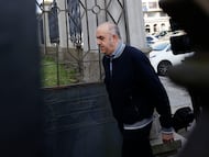 A CORUÑA, 20/04/26.- Uno de los acusados, el lotero Manuel Reija, a su llegada a nueva sesión de su juicio por estafa y apropiación indebida de una Primitiva millonaria, con un premio de 4,7 millones de euros, en la Audiencia Provincial de A Coruña, este lunes. EFE/ Cabalar
