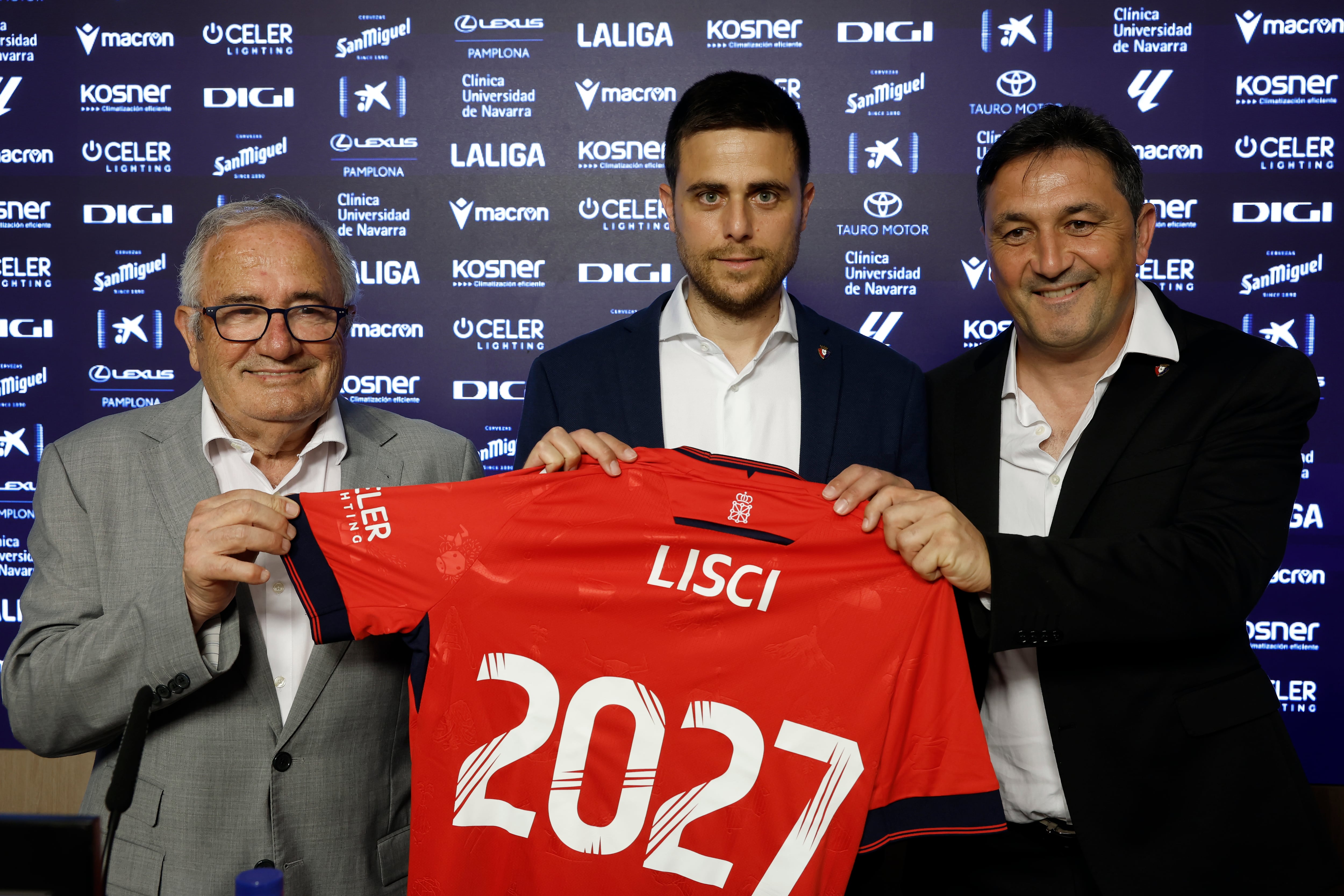 Presentación del nuevo entrenador de Osasuna, Alessio Lisci (c) acompañado del presidente del club Luis Sabalza y el director deportivo Braulio (d)