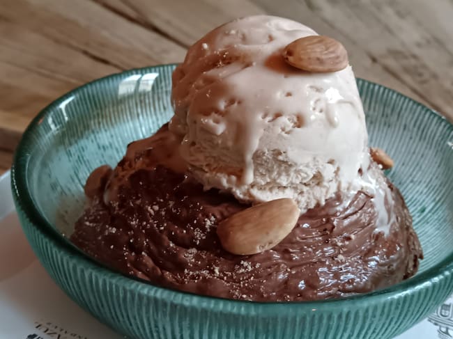 Mousse de chocolate con helado de avellanas