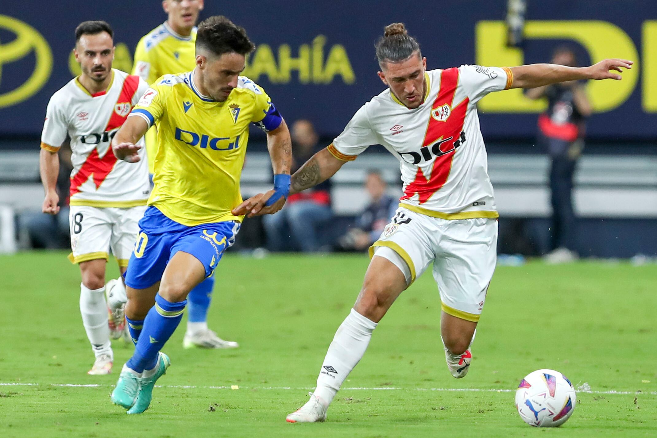 CÁDIZ, 27/09/2023.- El defensa del Rayo Vallecano Pacha Espino (d) lucha por el balón con el defensa del Cádiz CF Iza (i) durante el partido de LaLiga que enfrenta al Cádiz CF y al Rayo Vallecano este miércoles en el estadio Nuevo Mirandilla. EFE/Román Ríos
