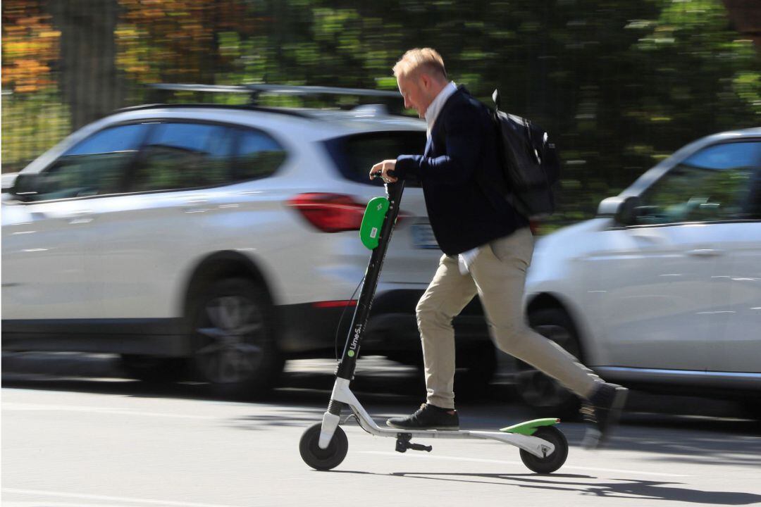 Patinete eléctrico circulando por una calle de Madrid.