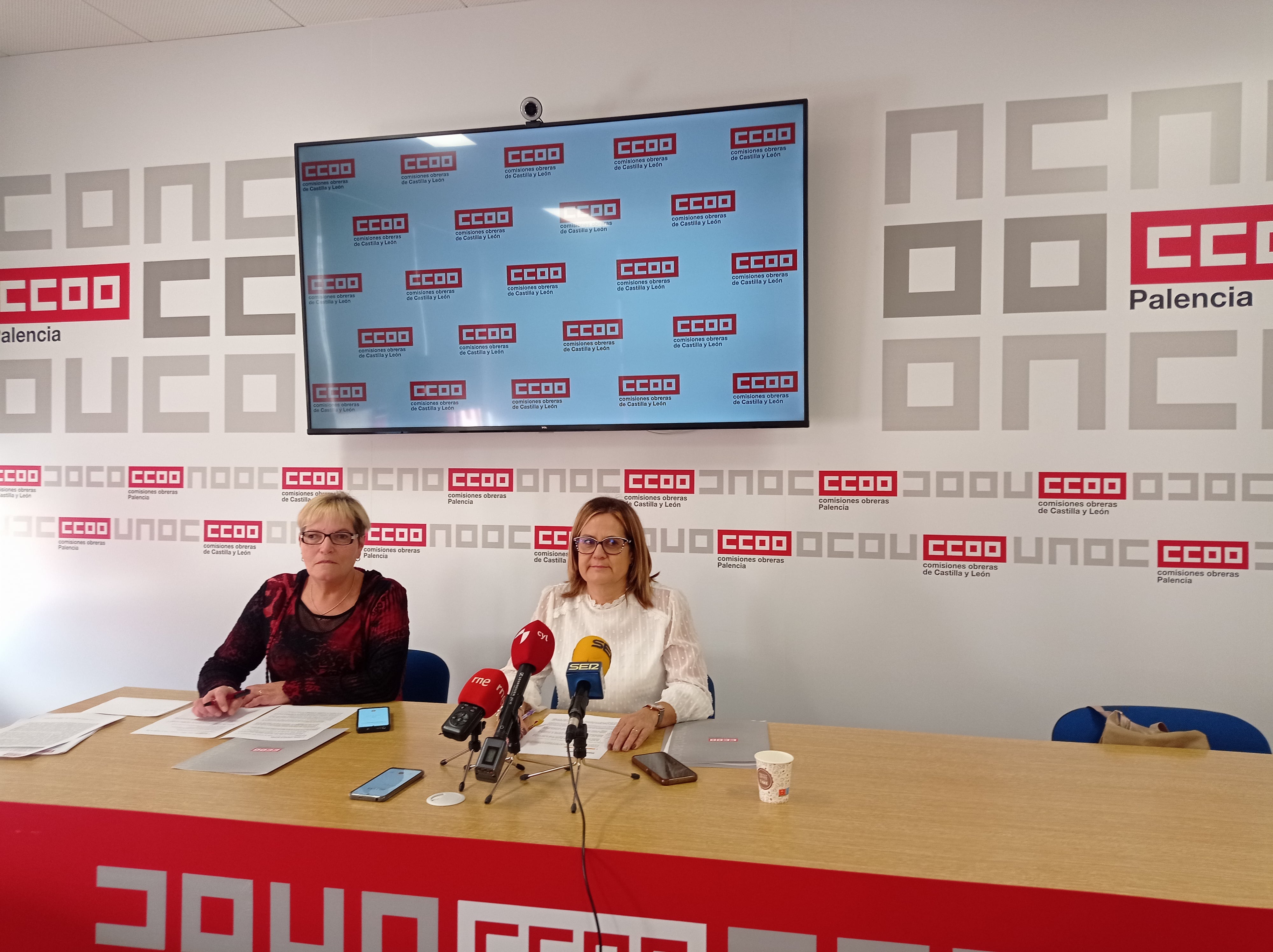 Maribel Marcilla y Carmen Calleja del sindicato CCOO en Correos Palencia