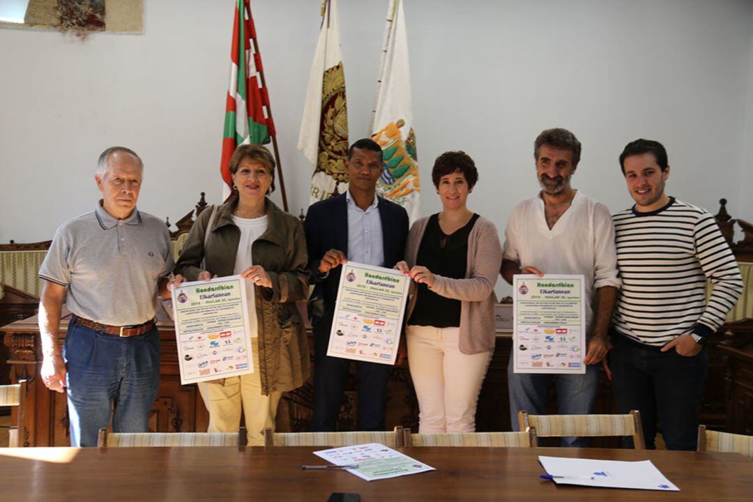 Arantxa Berrotaran, concejal de Servicios Sociales, junto a representantes de algunas de las asociaciones y ONGs que participan en "Hondarribia Elkarlanean".