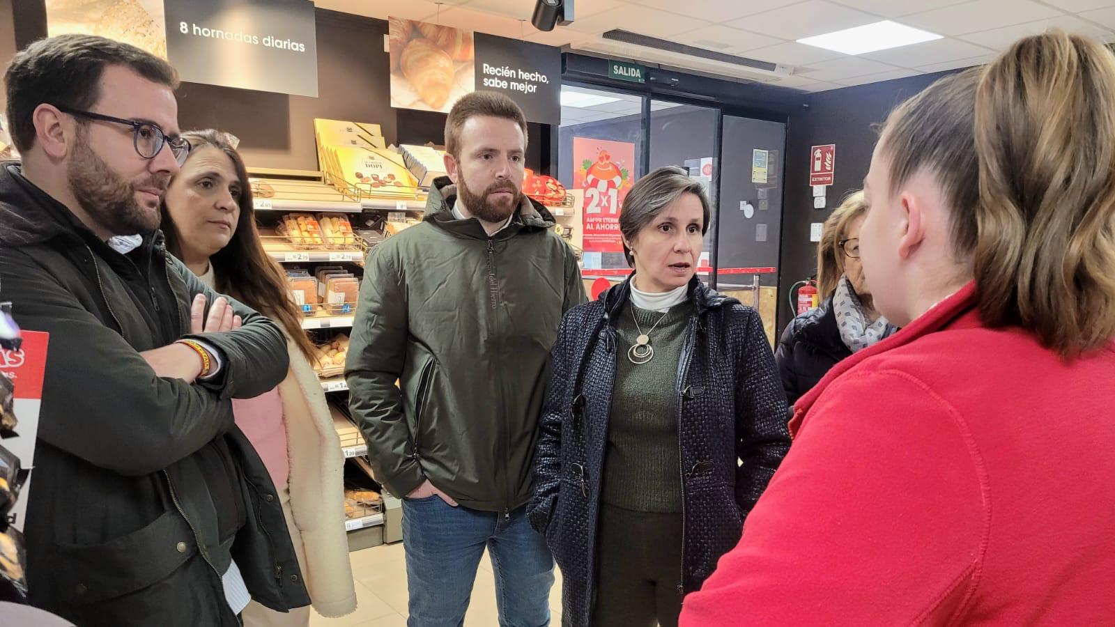 La delegada, Soledad Aranda, acompañada por el alcalde de Bedmar, Enrique Carreras, conversa con los representantes-trabajadores del supermercado