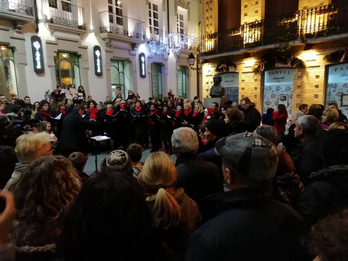 Barbastro inicia la campaña de Navidad con el encendido de luces