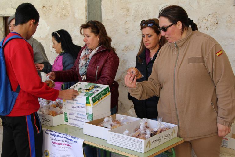 Madres y alumnos participan en el III almuerzo solidario del IES Duque de Alburqueque que destina la recaudación al proyecto &#039;Cuéllar Solidario&#039;.