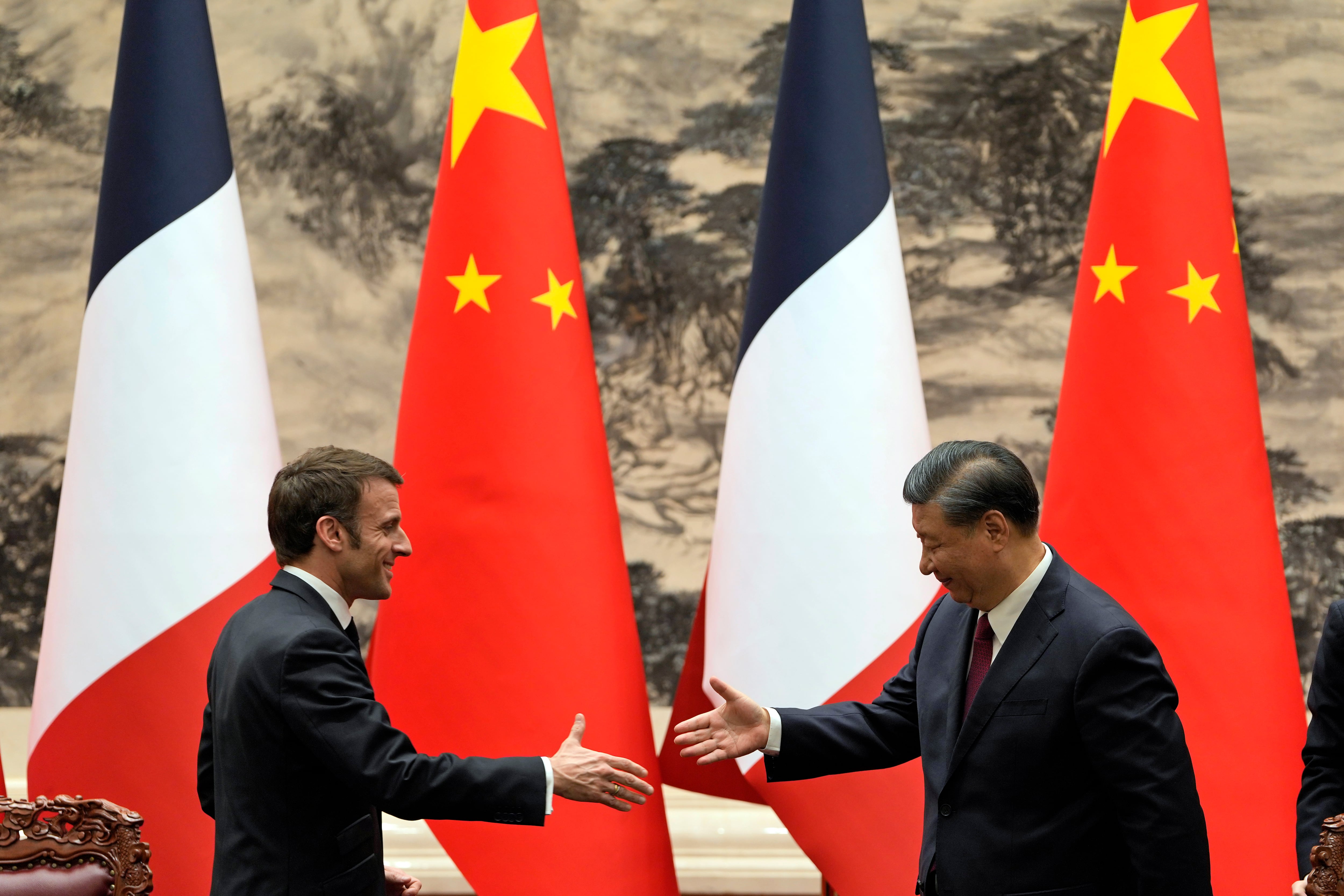 El presidente francés, Emmanuel Macron, junto con el presidente chino, Xi Jinping, durante su visita oficial a Pekín.