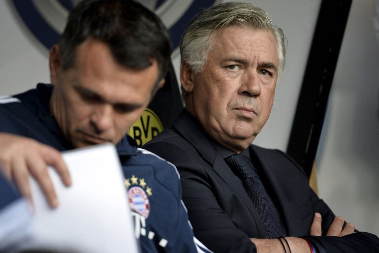 Carlo Ancelotti durante el partido de la supercopa alemana.