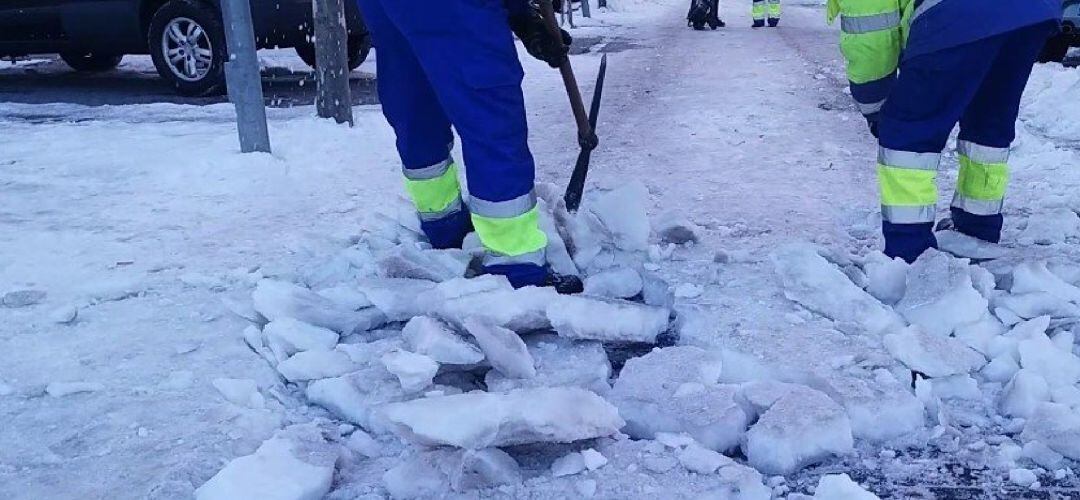 Operarios del Ayuntamiento fuenlabreño retiran la nieve helada de los accesos a colegios de la ciudad.