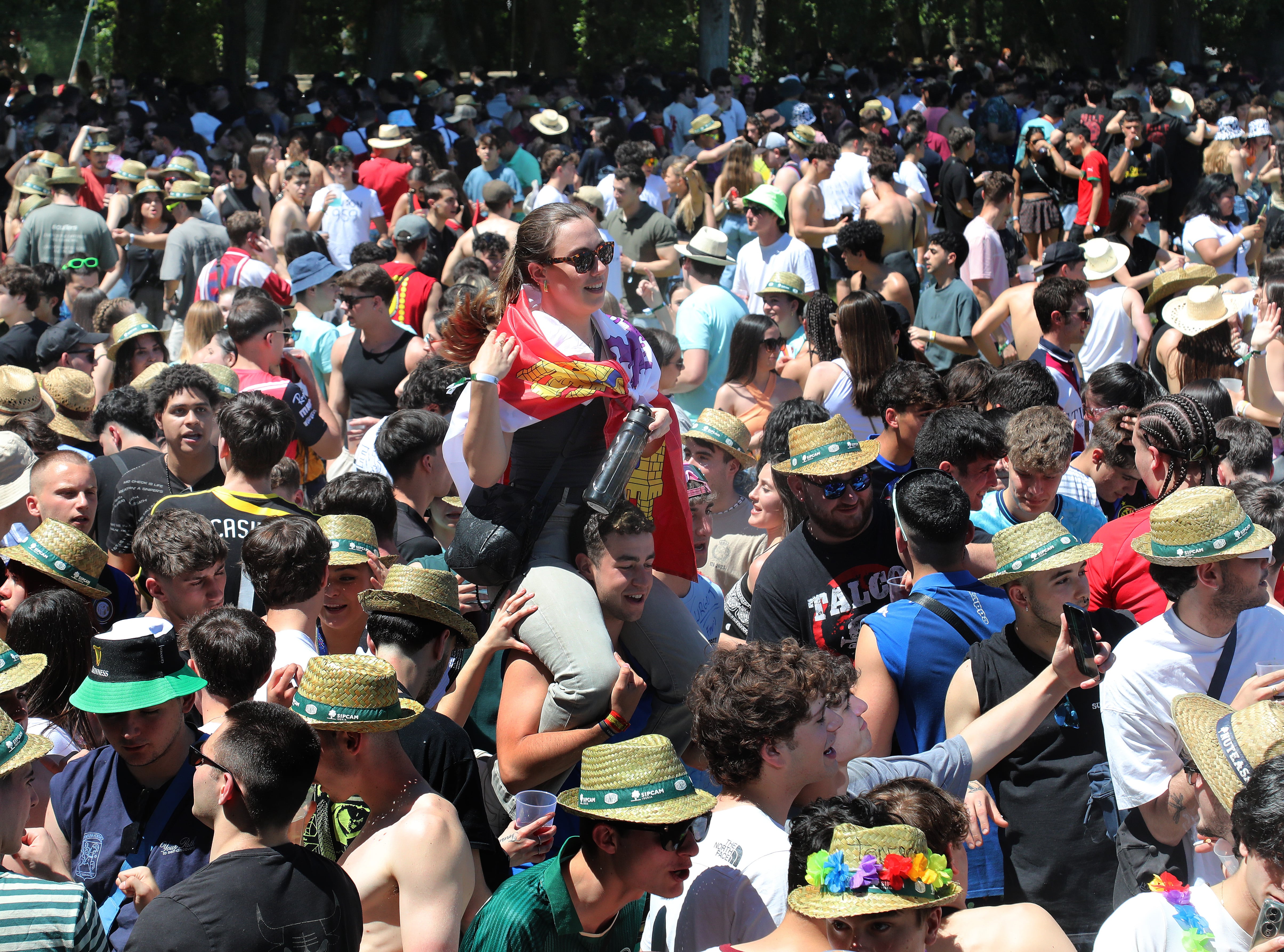 Miles de jvenes de la Comunidad se dan cita en el parque Ribera Sur de la capital palentina para celebrar la ITA, una de las fiestas universitarias más populares de la región