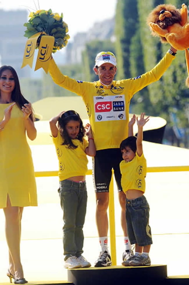 Sastre celebra su victoria en el Tour