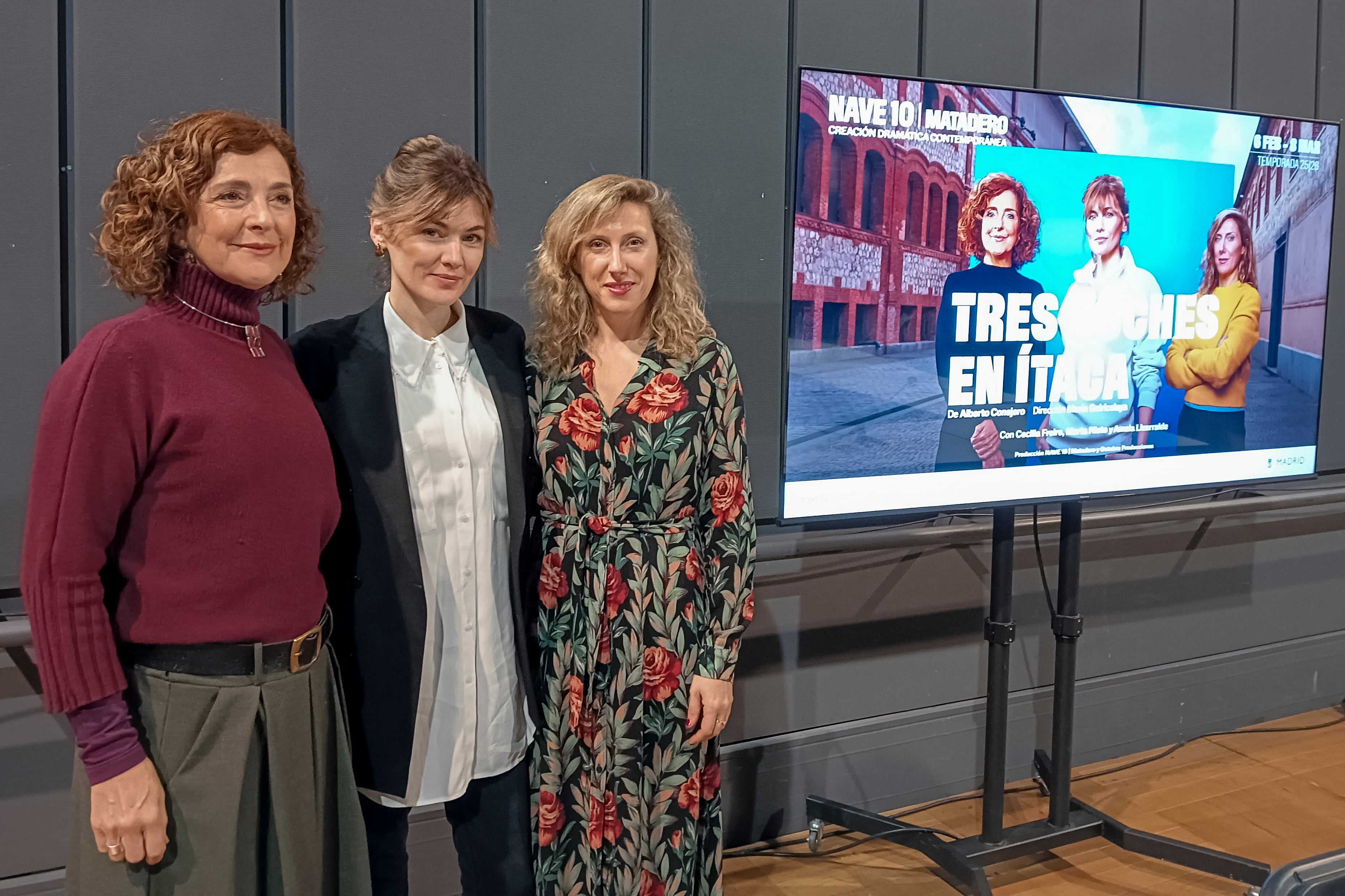 MADRID (ESPAÑA), 29/01/2026.- Marta Nieto (c), Cecilia Freire (d) y Amaia Lizarralde (i) presentan este jueves en el Matadero de Madrid 'Tres noches en Ítaca', dirigidas por María Goiricelaya, una pieza de Alberto Conejero sobre tres hermanas y su sitio fuera y dentro de la familia. EFE/Inma Tapia