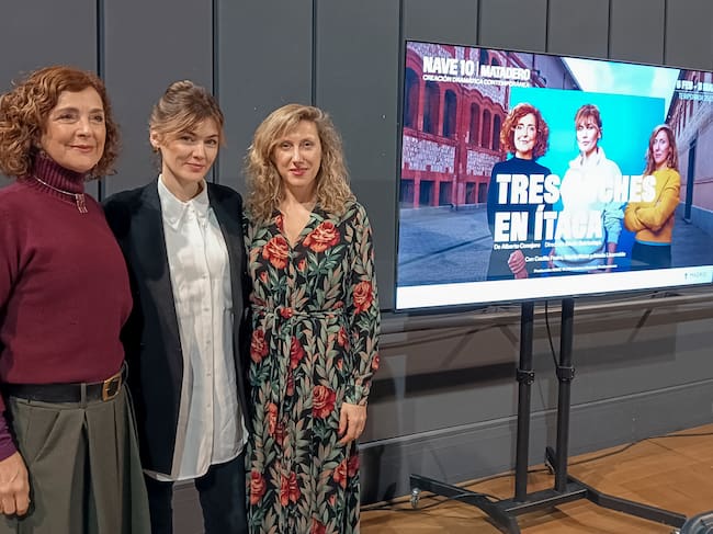 MADRID (ESPAÑA), 29/01/2026.- Marta Nieto (c), Cecilia Freire (d) y Amaia Lizarralde (i) presentan este jueves en el Matadero de Madrid 'Tres noches en Ítaca', dirigidas por María Goiricelaya, una pieza de Alberto Conejero sobre tres hermanas y su sitio fuera y dentro de la familia. EFE/Inma Tapia