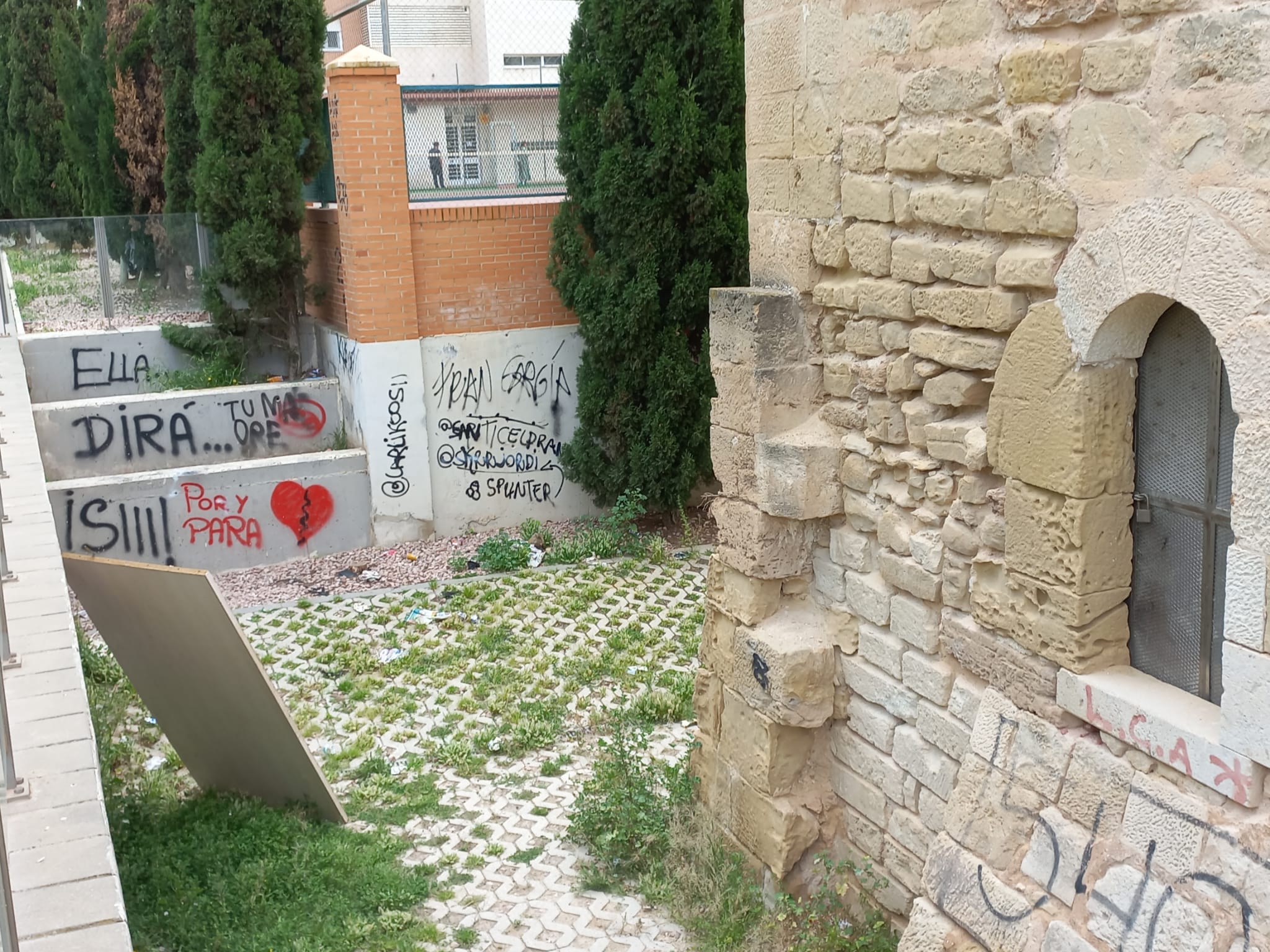 Torre Ferrer en Alicante acumula residuos en sus inmediaciones