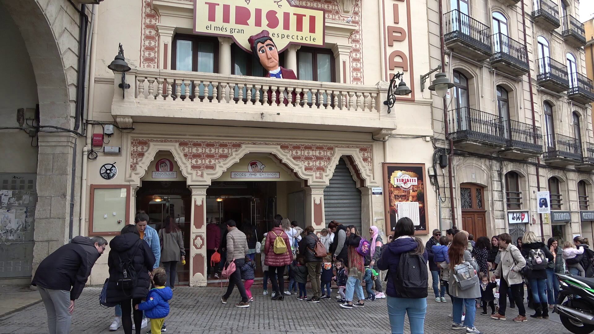 Primeros escolares que han asistido al estreno del Betlem de Tirisiti en Alcoy