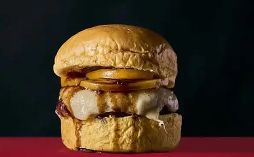 BDP lanza ‘La Hermosa’, la burger del atlético Mario Hermoso que puedes probar a través de Uber Eats.