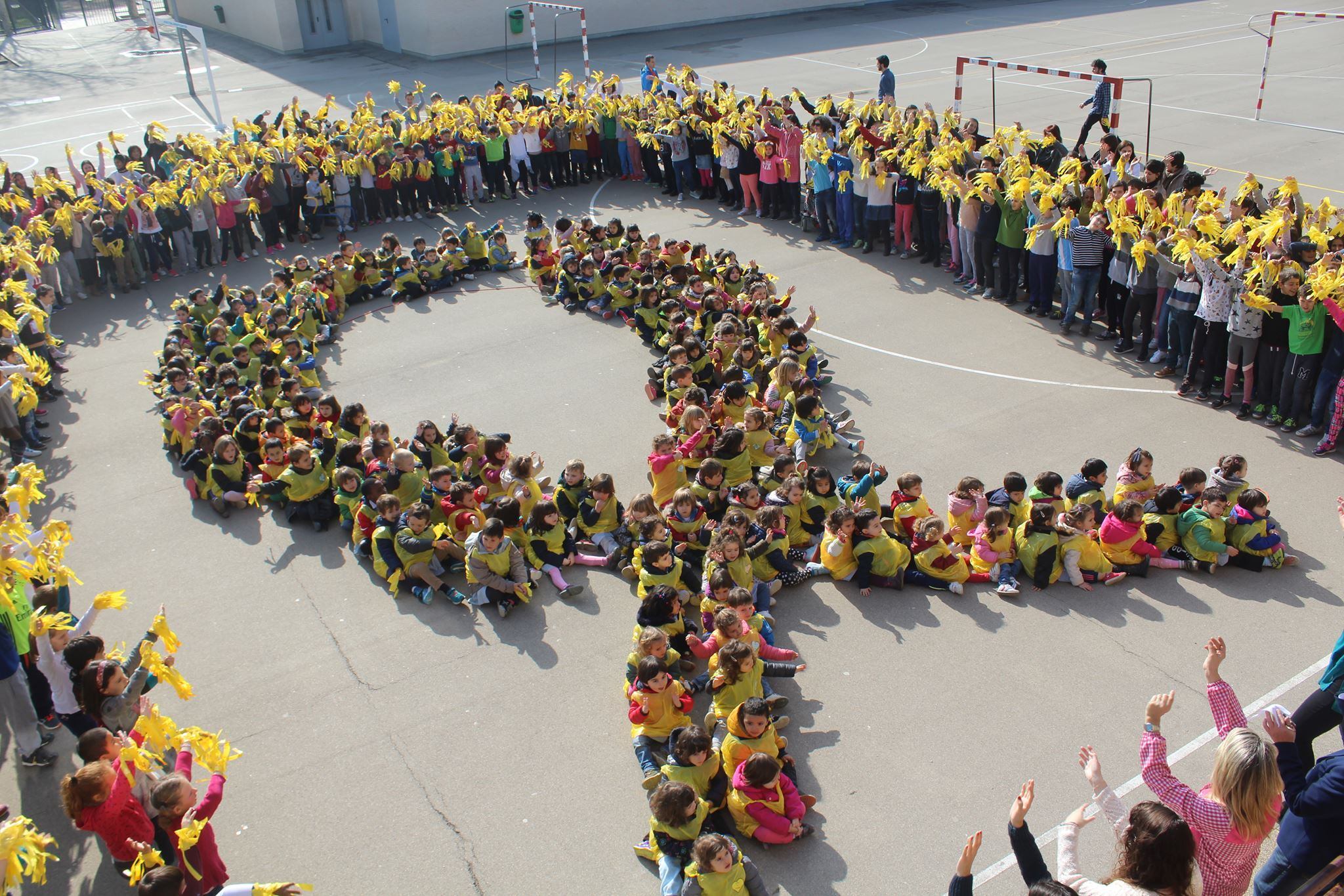 Acte commemoratiu en una escola sobre el Dia mundial del càncer infantil.