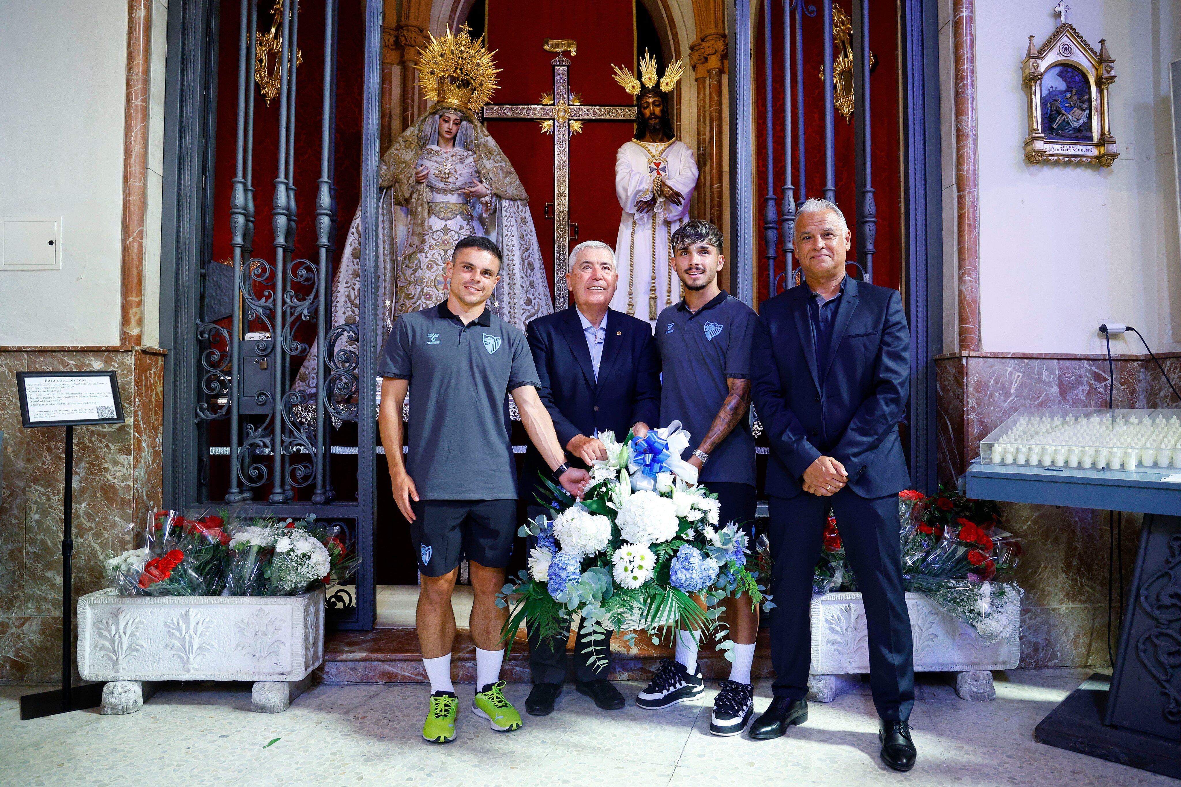 Luca Sangalli, Kevin Medina y Sergio Pellicer posan junto con Mario Ortega, Hermano Mayor del Cautivo/ MCF