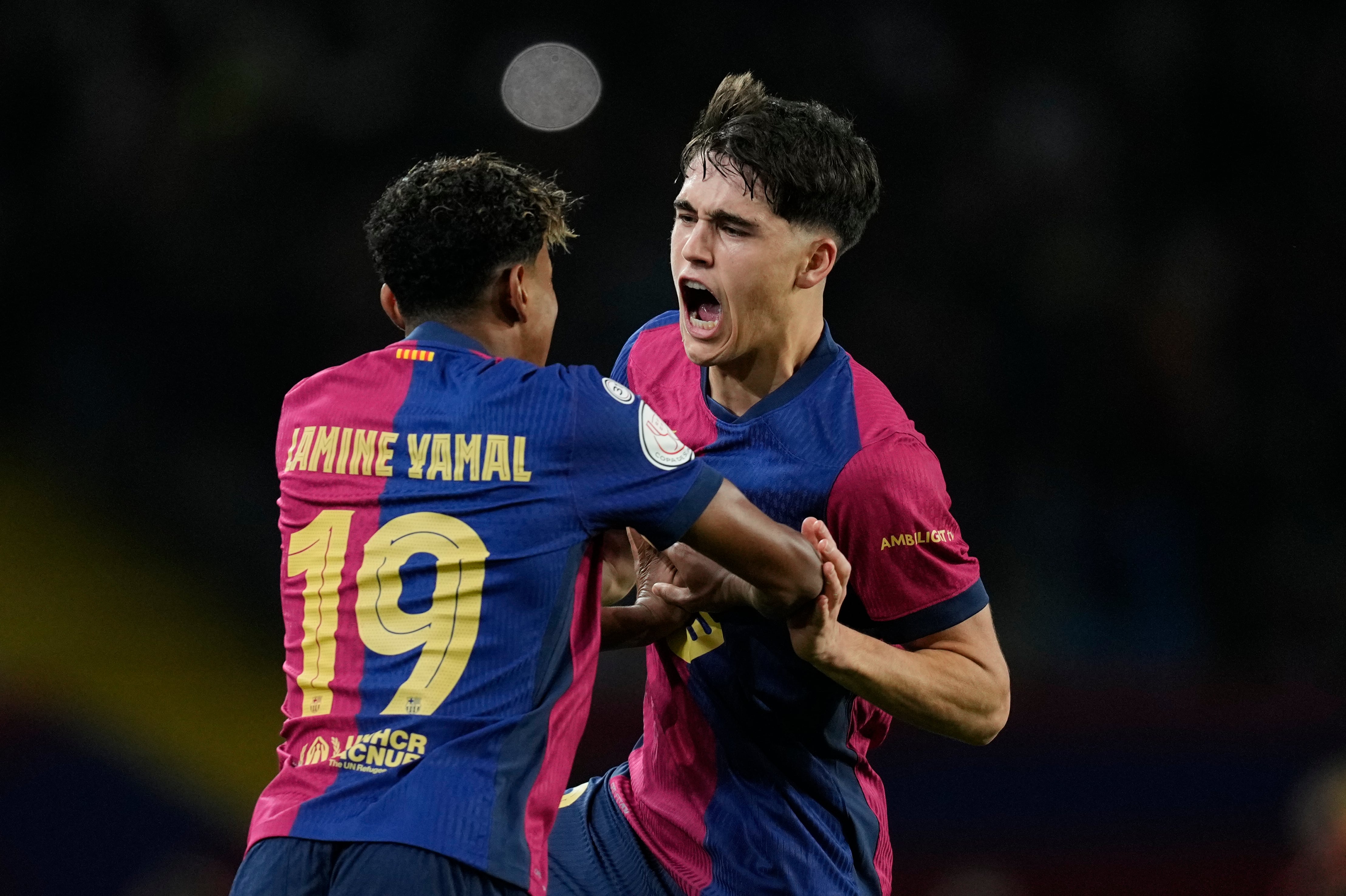 Pau Cubarsí y Lamine Yamal celebran un gol en el Barça-Atlético de Madrid de copa del Rey